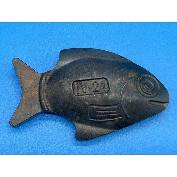 Vintage Cast Iron Fish Paperweight/Decorative Object With Canadian Maple Leaf Ma - Picture 2 of 6